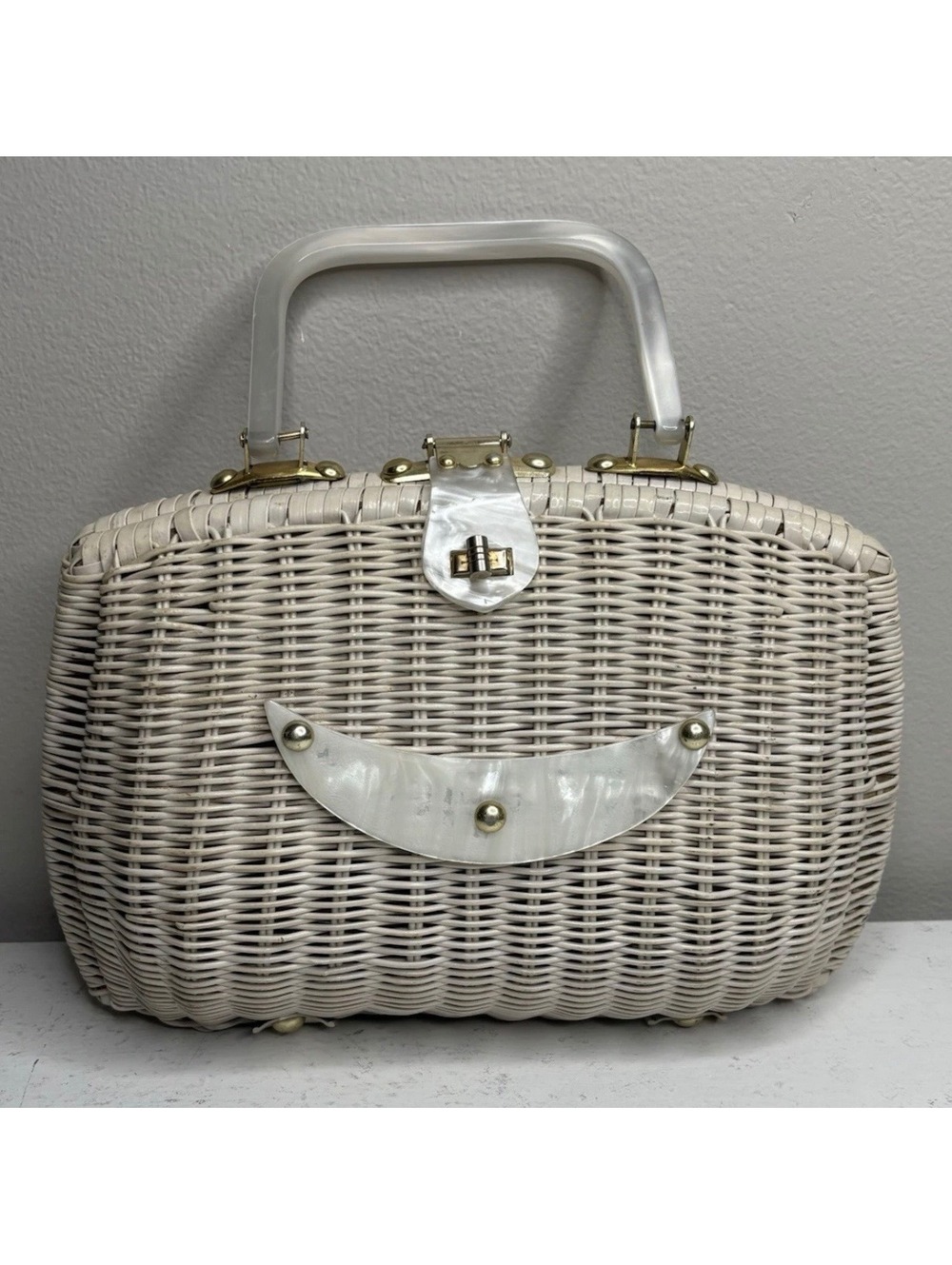 Vintage White Wicker Basket Purse Handbag gold hardware pearl Lucite handles
